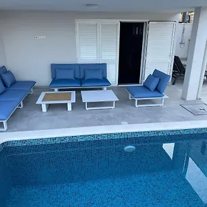 https://vila-palarva.hotels-in-trogir.com